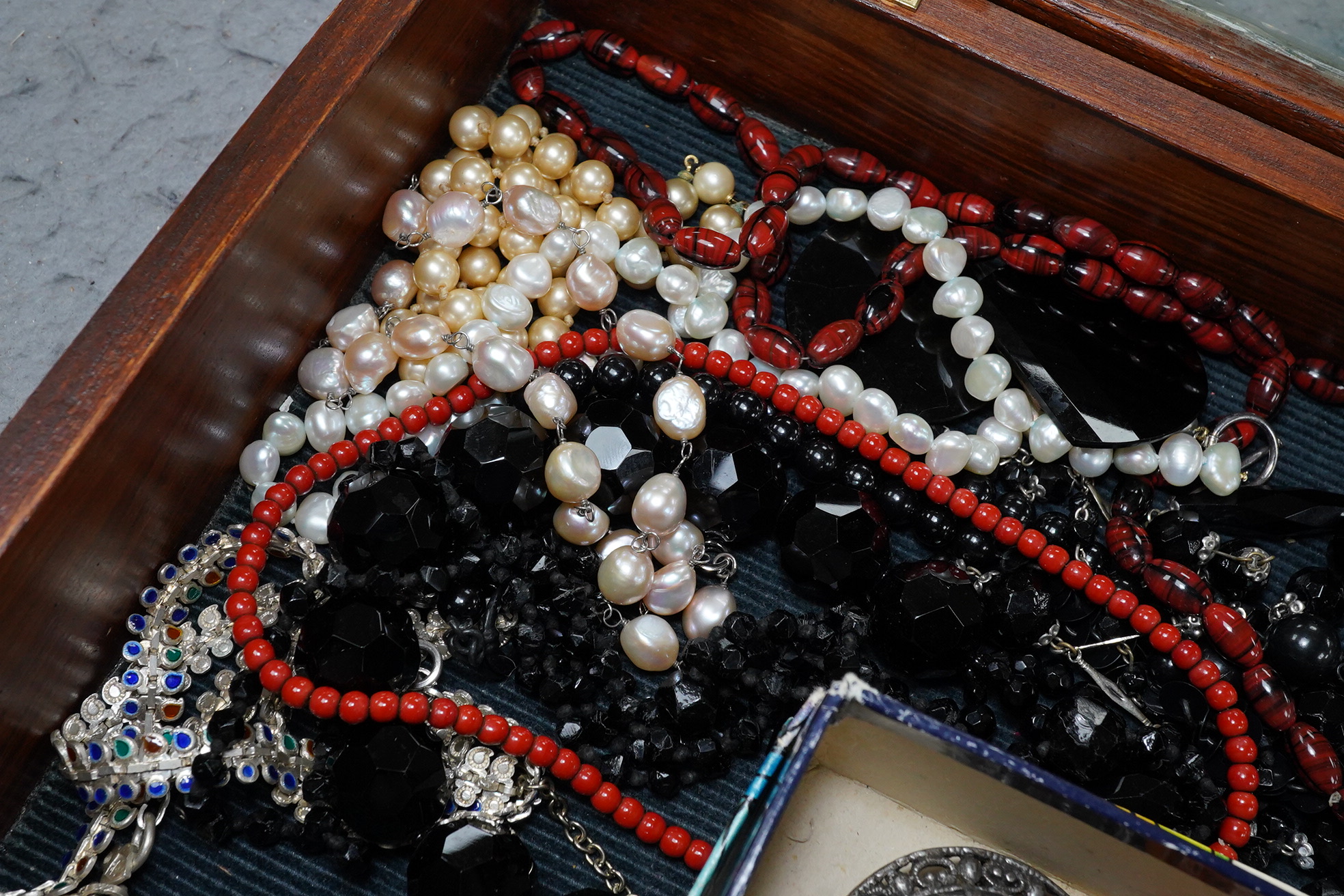 A group of assorted costume jewellery including an amber cigar holder and a Burberry gilt metal spaniel brooch